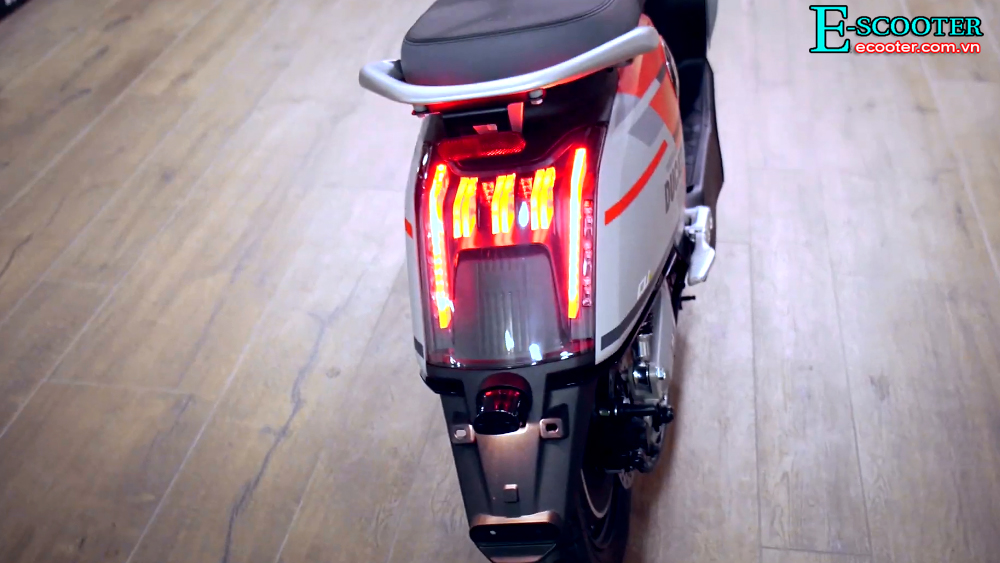Dèn sau Scooter điện soco Cux Ducati 2021